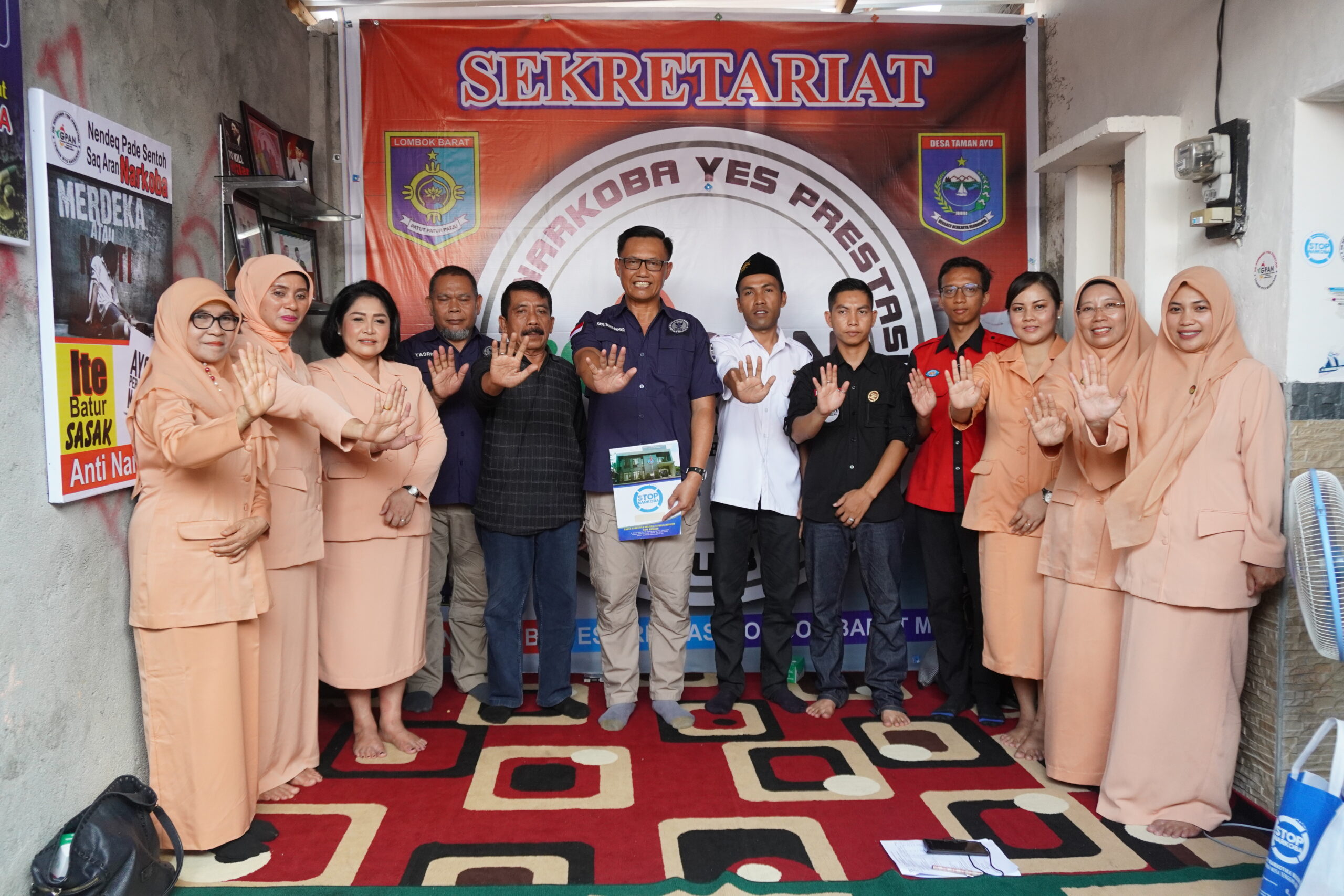 Kepala BNNP NTB memberi penghargaan dan sertifikat Ketua GPAN Taman Ayu Kepala BNNP NTB memberi penghargaan dan sertifikat Ketua GPAN Taman Ayu