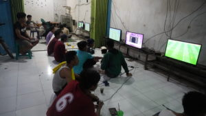 Pengunjung Warnet dan Playstation di Praya Kabupaten Loteng di tes urine BNN