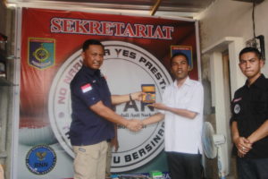 Kepala BNNP NTB memberi penghargaan dan sertifikat Ketua GPAN Taman Ayu