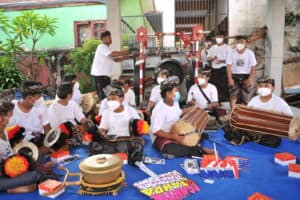 KUNJUNGI KAMPUNG SEHAT BERSINAR, KEPALA BNNP NTB BERIKAN SK RELAWAN DAN AGEN PEMULIHAN