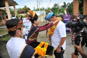 KUNJUNGI KAMPUNG SEHAT BERSINAR, KEPALA BNNP NTB BERIKAN SK RELAWAN DAN AGEN PEMULIHAN KUNJUNGI KAMPUNG SEHAT BERSINAR, KEPALA BNNP NTB BERIKAN SK RELAWAN DAN AGEN PEMULIHAN