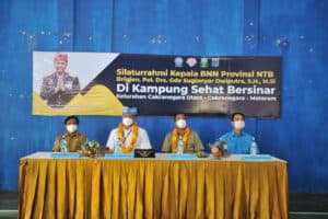 KUNJUNGI KAMPUNG SEHAT BERSINAR, KEPALA BNNP NTB BERIKAN SK RELAWAN DAN AGEN PEMULIHAN