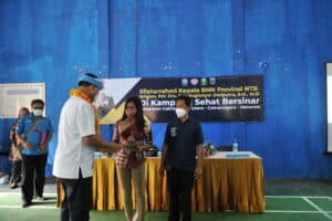 KUNJUNGI KAMPUNG SEHAT BERSINAR, KEPALA BNNP NTB BERIKAN SK RELAWAN DAN AGEN PEMULIHAN