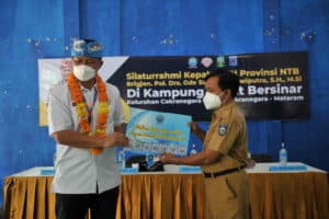 KUNJUNGI KAMPUNG SEHAT BERSINAR, KEPALA BNNP NTB BERIKAN SK RELAWAN DAN AGEN PEMULIHAN