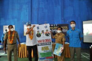 KUNJUNGI KAMPUNG SEHAT BERSINAR, KEPALA BNNP NTB BERIKAN SK RELAWAN DAN AGEN PEMULIHAN