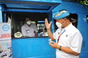 KUNJUNGI KAMPUNG SEHAT BERSINAR, KEPALA BNNP NTB BERIKAN SK RELAWAN DAN AGEN PEMULIHAN
