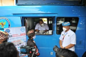 KUNJUNGI KAMPUNG SEHAT BERSINAR, KEPALA BNNP NTB BERIKAN SK RELAWAN DAN AGEN PEMULIHAN