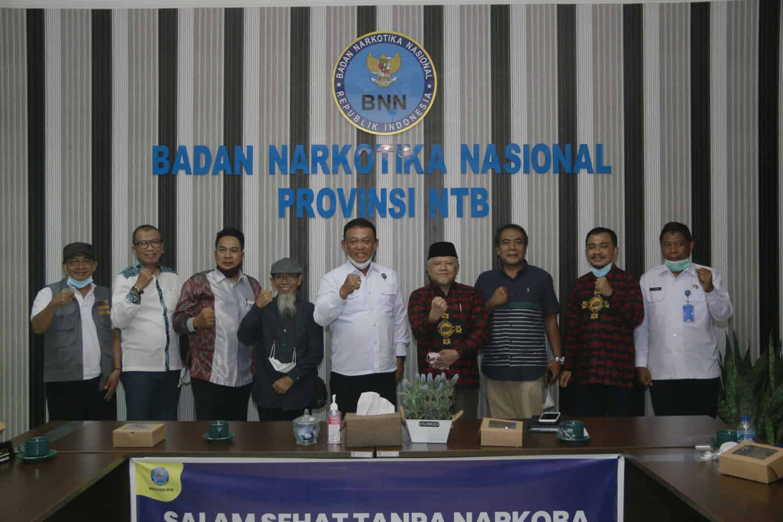 PAGUYUBAN KELUARGA RUKUN BIMA DI LOMBOK DAN MAJELIS ADAT SASAK KUNJUNGI KANTOR BNNP NTB PAGUYUBAN KELUARGA RUKUN BIMA DI LOMBOK DAN MAJELIS ADAT SASAK KUNJUNGI KANTOR BNNP NTB