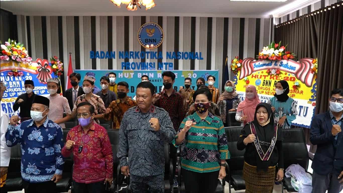 PERANGI NARKOBA DENGAN PRINSIP KESADARAN DAN KEBERSAMAAN PERANGI NARKOBA DENGAN PRINSIP KESADARAN DAN KEBERSAMAAN