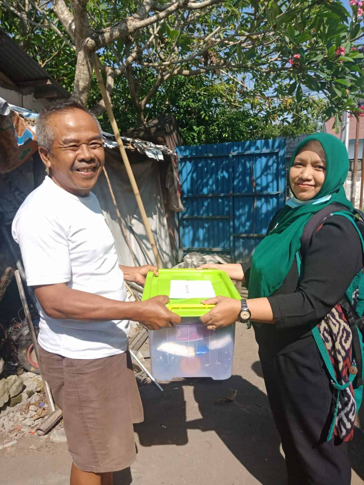 Penyerahan Bingkisan Kepada Pegawai Pensiunan BNNP NTB Penyerahan Bingkisan Kepada Pegawai Pensiunan BNNP NTB