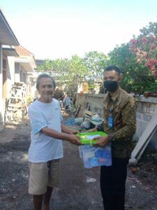 Penyerahan Bingkisan Kepada Pegawai Pensiunan BNNP NTB Penyerahan Bingkisan Kepada Pegawai Pensiunan BNNP NTB