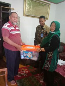 Penyerahan Bingkisan Kepada Pegawai Pensiunan BNNP NTB Penyerahan Bingkisan Kepada Pegawai Pensiunan BNNP NTB