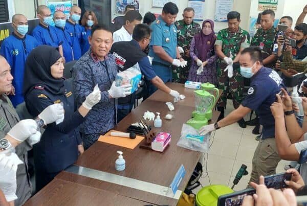 PERANG MELAWAN NARKOBA PERANG MELAWAN NARKOBA
