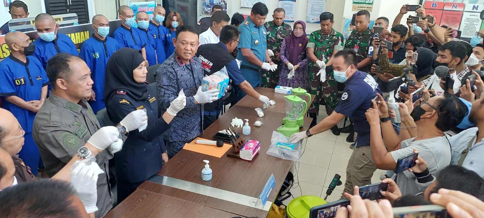 PERANG MELAWAN NARKOBA PERANG MELAWAN NARKOBA